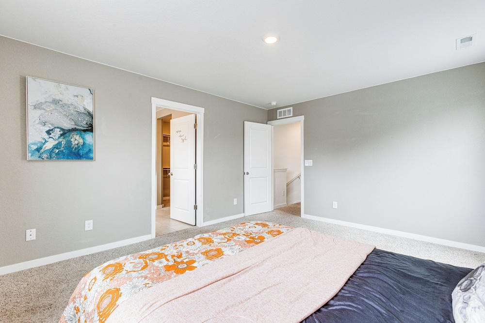 Perfect for Families! Quiet Aurora Home