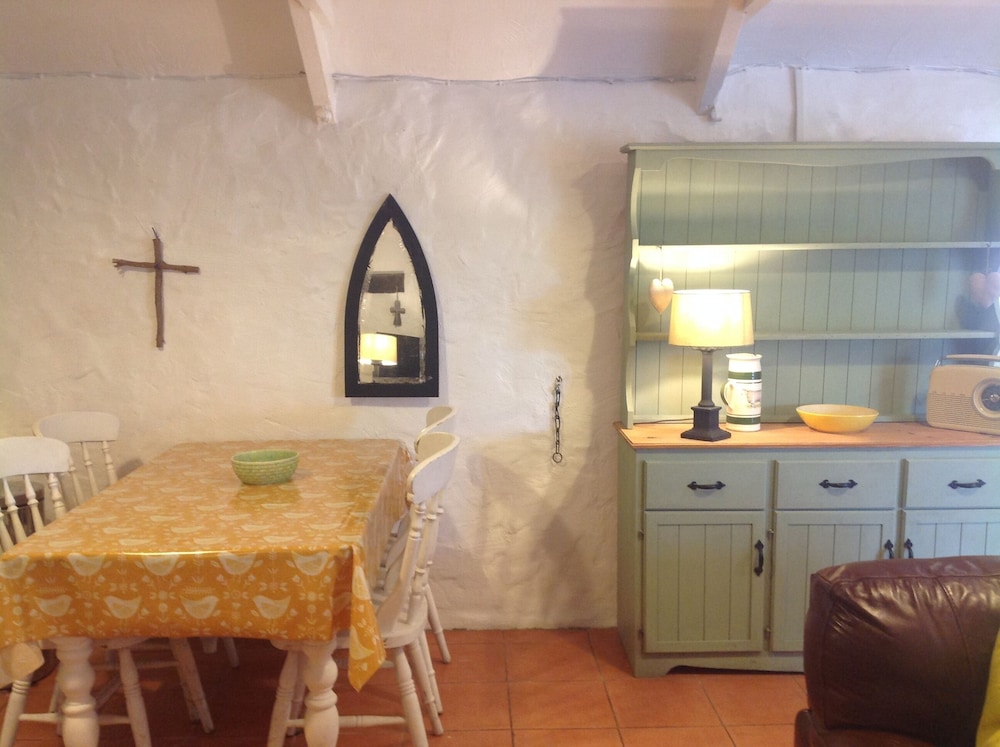 Cowshed Cottage Located nr Kynance Cove view 2