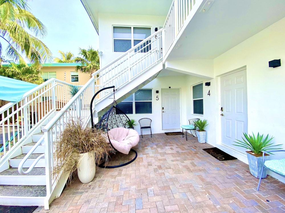 Southwinds 3 for 2 Queen Studio Steps to Beach