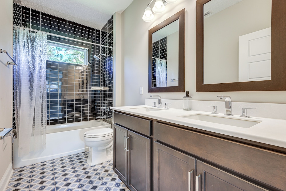 < 20 Mi to JAX Beach + Game Days: Upscale Retreat