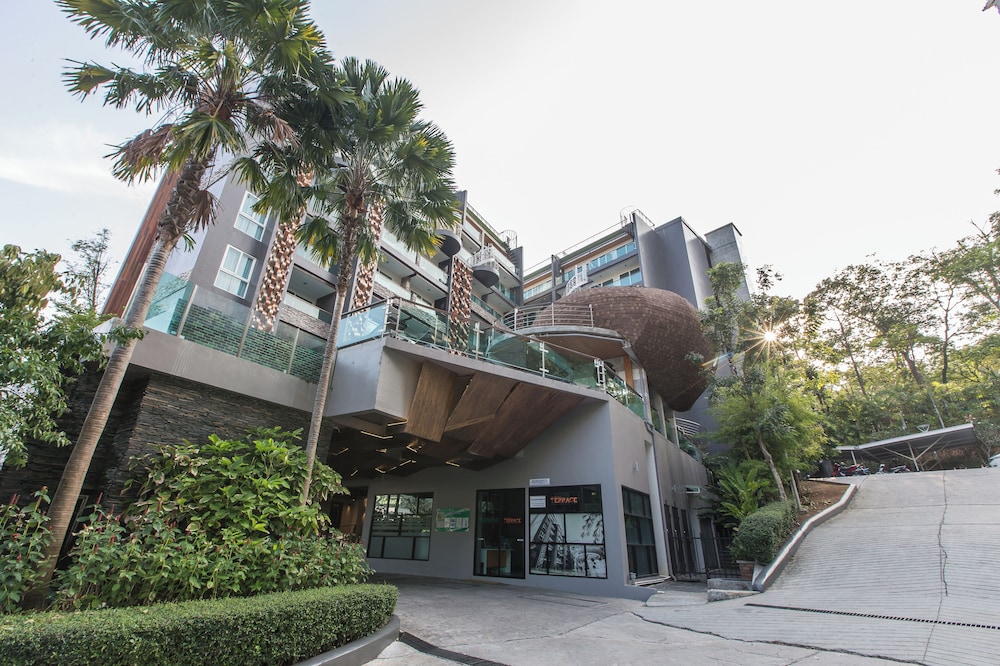 Emerald 211 - Studio With Balcony and Shared Pool