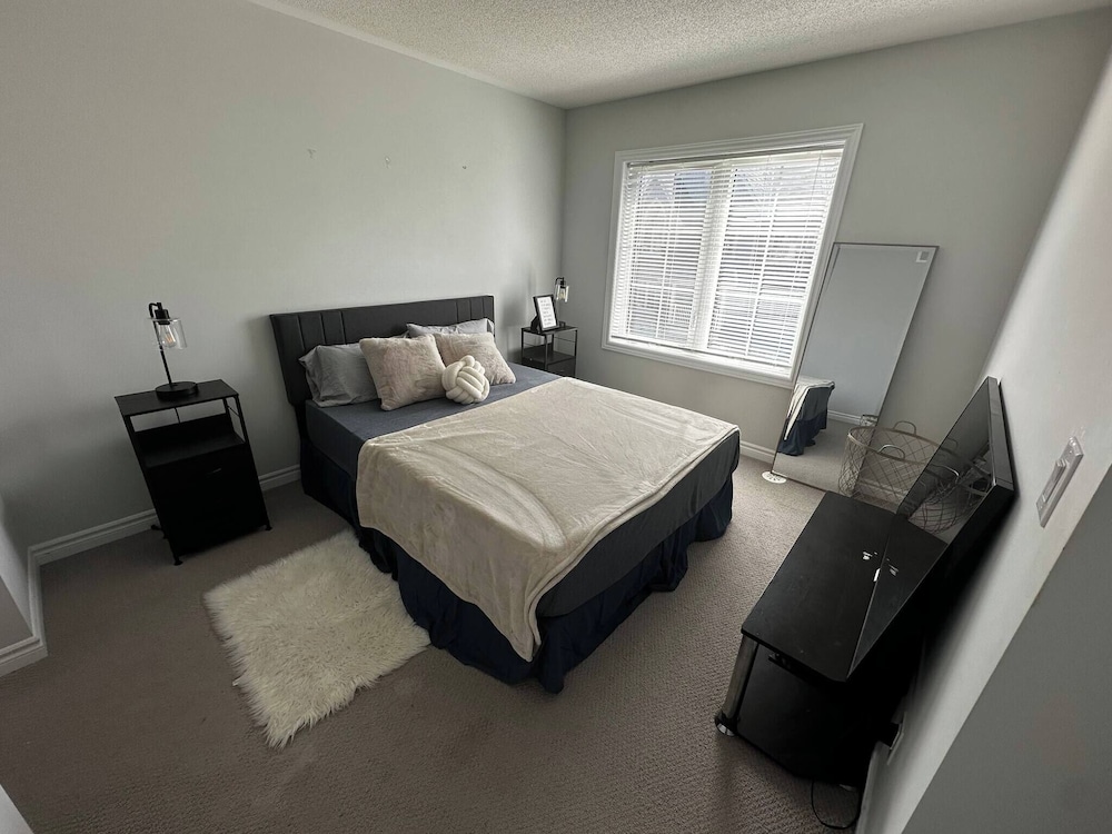 Cozy Whitby Retreat - 2 Bedroom Private House