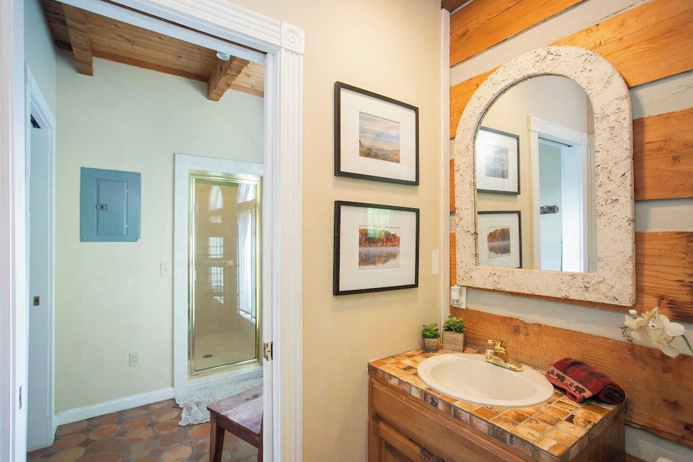 35 Acre Villa w/ Pool, Spa, Wine Cellar & Gym + Near Golf Club La Pearla Ranch by Avantstay