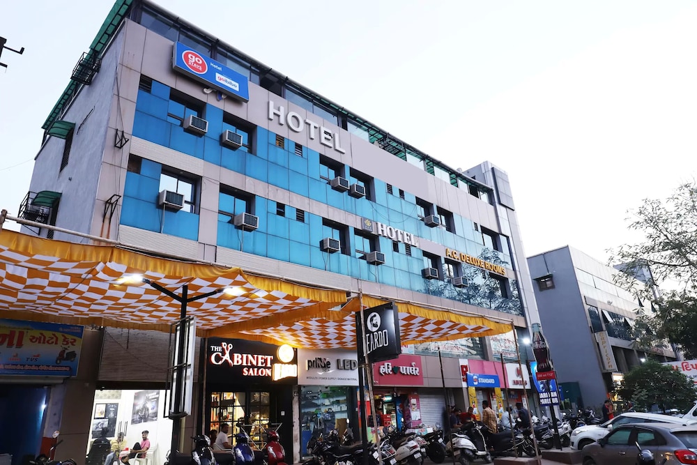Hotel Blue Moon by Sky Stays