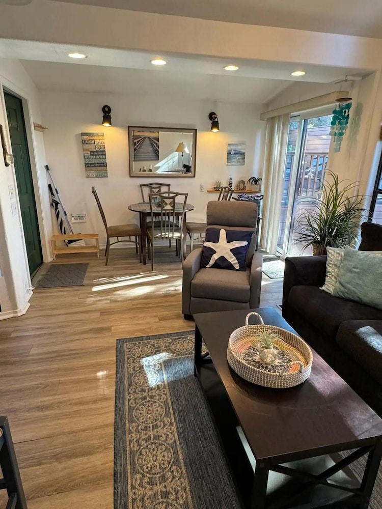 Oceanview Cabin 19 Jacuzzi Large Deck w Seating