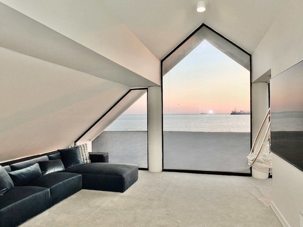 Beachfront Estate - LB Peninsula