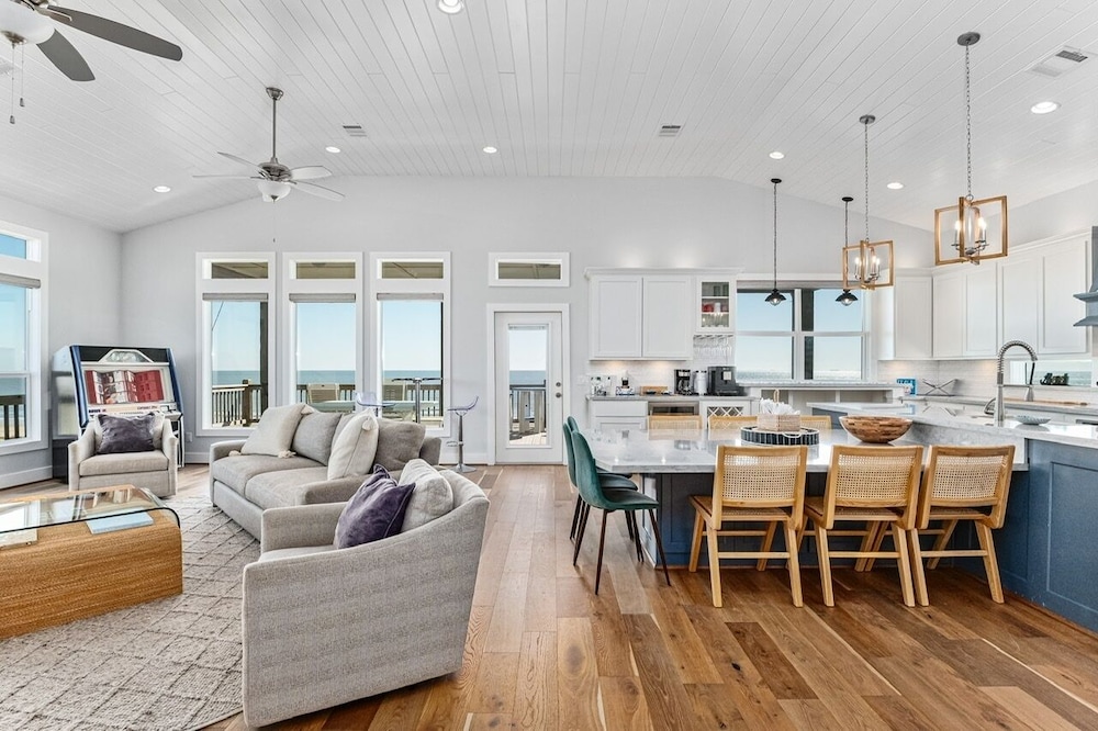 Deja Blue 5 Bedroom Home by RedAwning