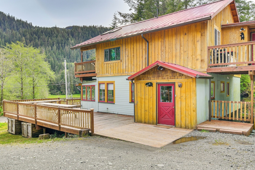 Salmon Return & Wildlife Roam: Ketchikan Getaway!
