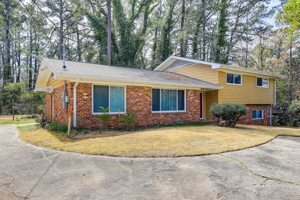 2 Mi to Airport: College Park Home w/ Grill!