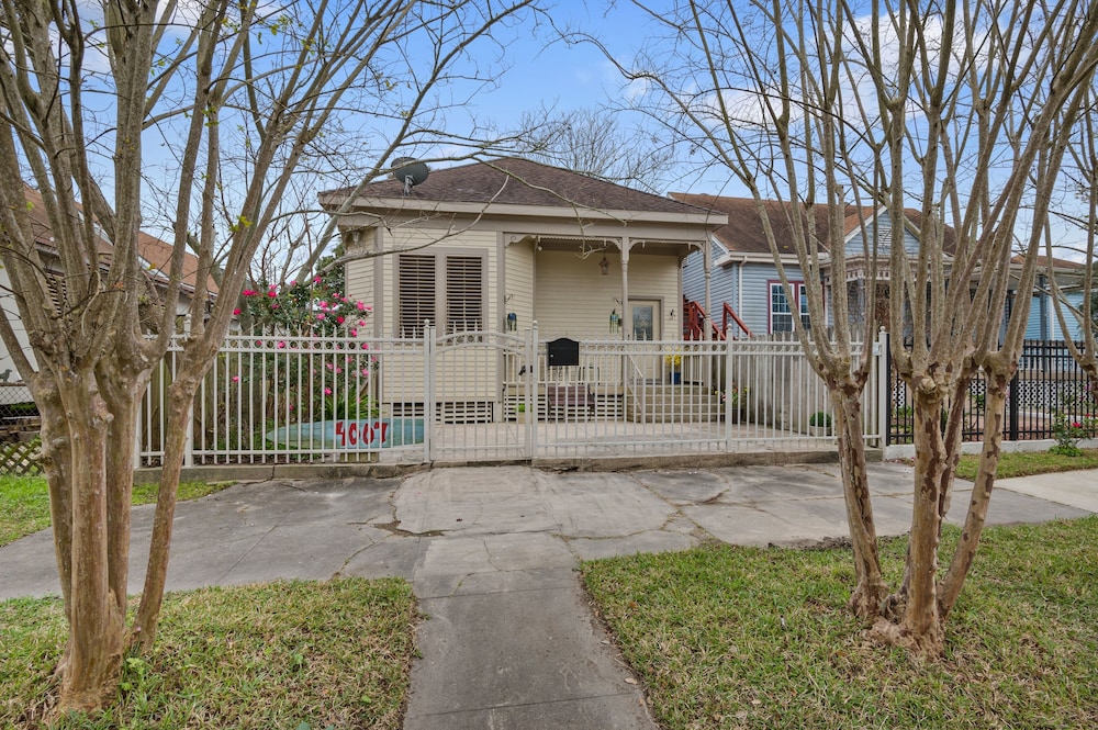 Cottage On Ave O 2 Bedroom Home