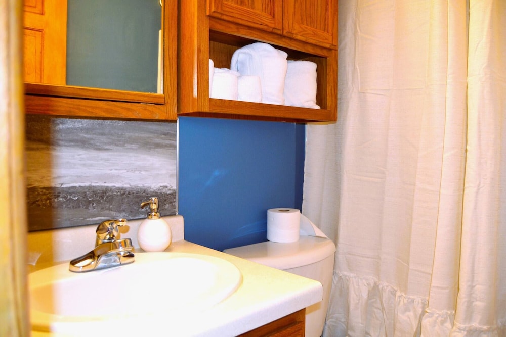 Red 4 Apartment - Experience the Comfort of This Charming