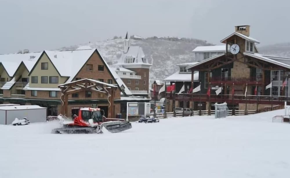 2BR Resort Plaza 5022 Slope-Side Park City Condo, Ideal for Families & Couples