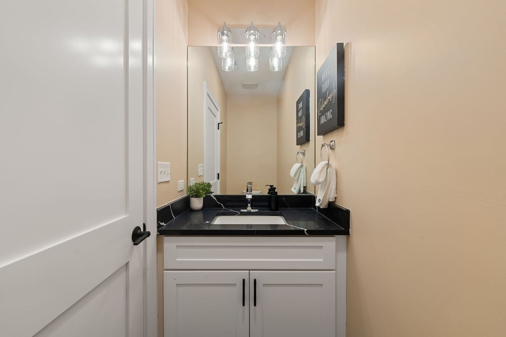 3 Bed 2 Bath Chicago Retreat w Balcony Parking