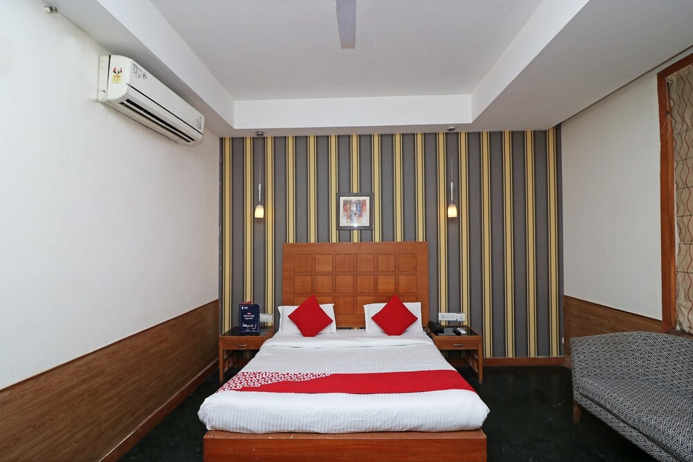 OYO 421 One Hotel - Property Image 4