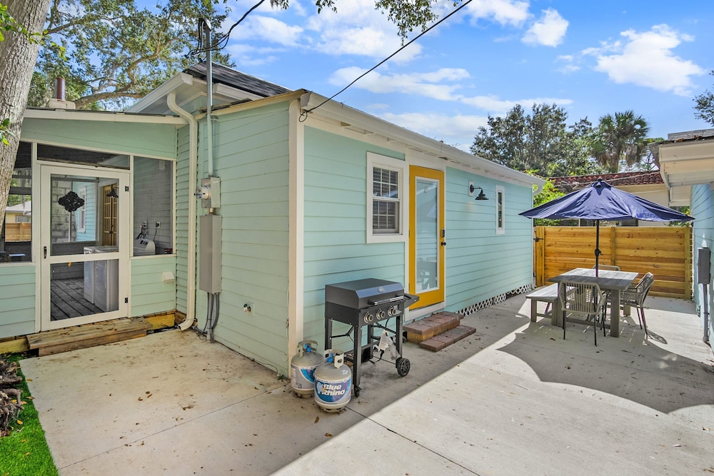Newly Renovated Whimsical Cottage 2 Beds Hot Tub