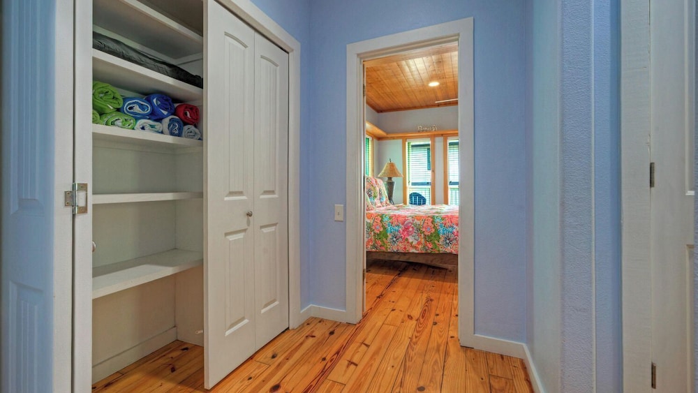 Walk to the Beach Ocean Views, Balcony Dining & Open Living Beachview 54 by Avantstay