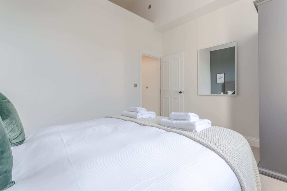 Stunning 3 Bedroom 2 Bath in Fantastic Location