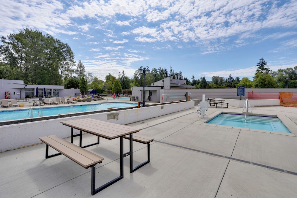 1 Mi to Birch Bay SP! Cozy Cabin w/ Pool Access