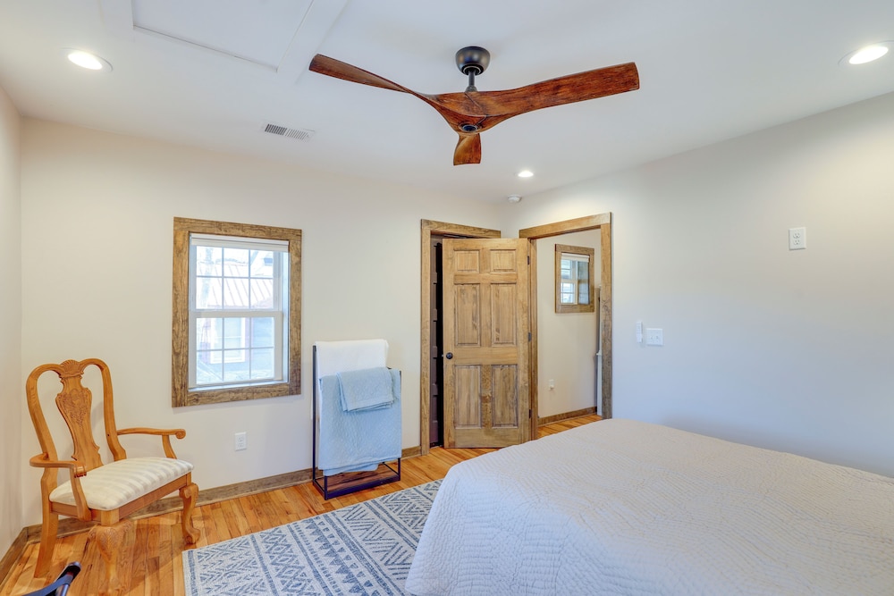 2 Blocks to AT: Mountain View Cabin Unit 2