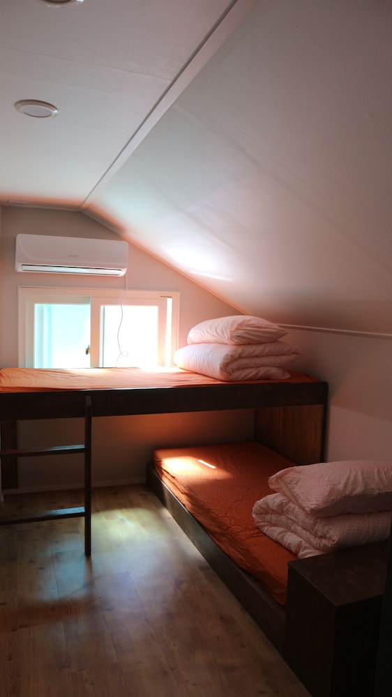 Zzzip Guest House - Hostel