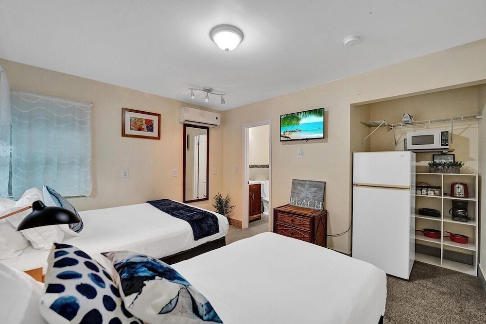 Hollywood Broadwalk Beach Walk Family Vacation - Image 3