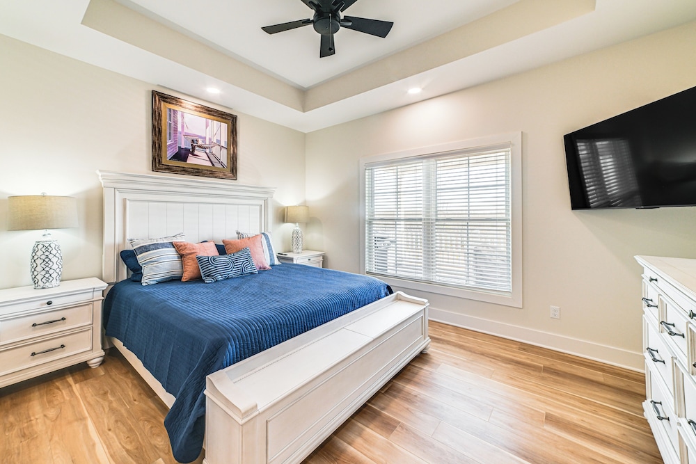 Lake View + Deck: Group Getaway in Grand Rivers!