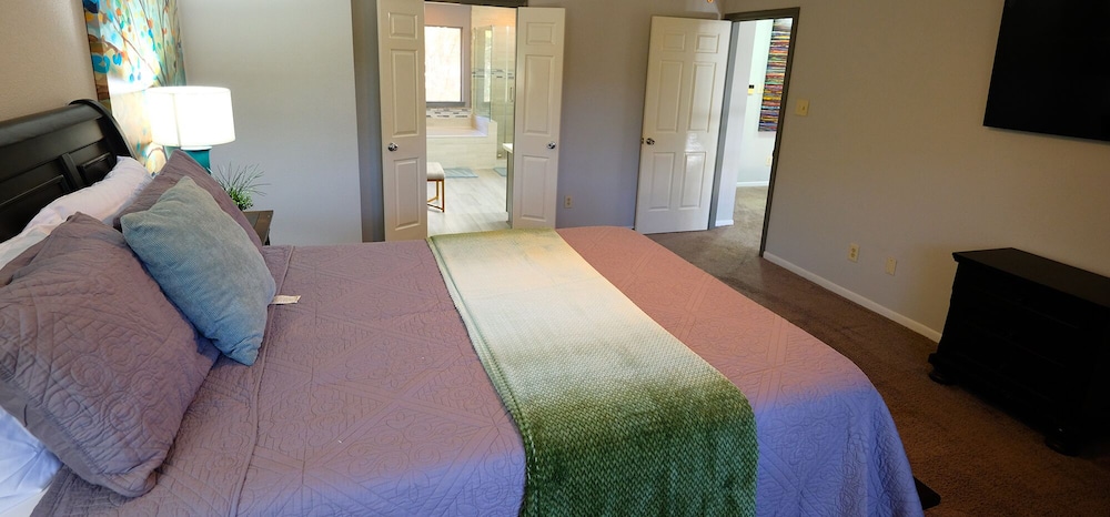 4Bdrm 2.5Bath 8Bed - Story North Houston - Image 5