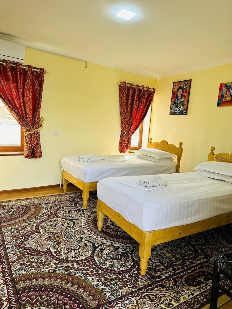Family Guest House Parivash