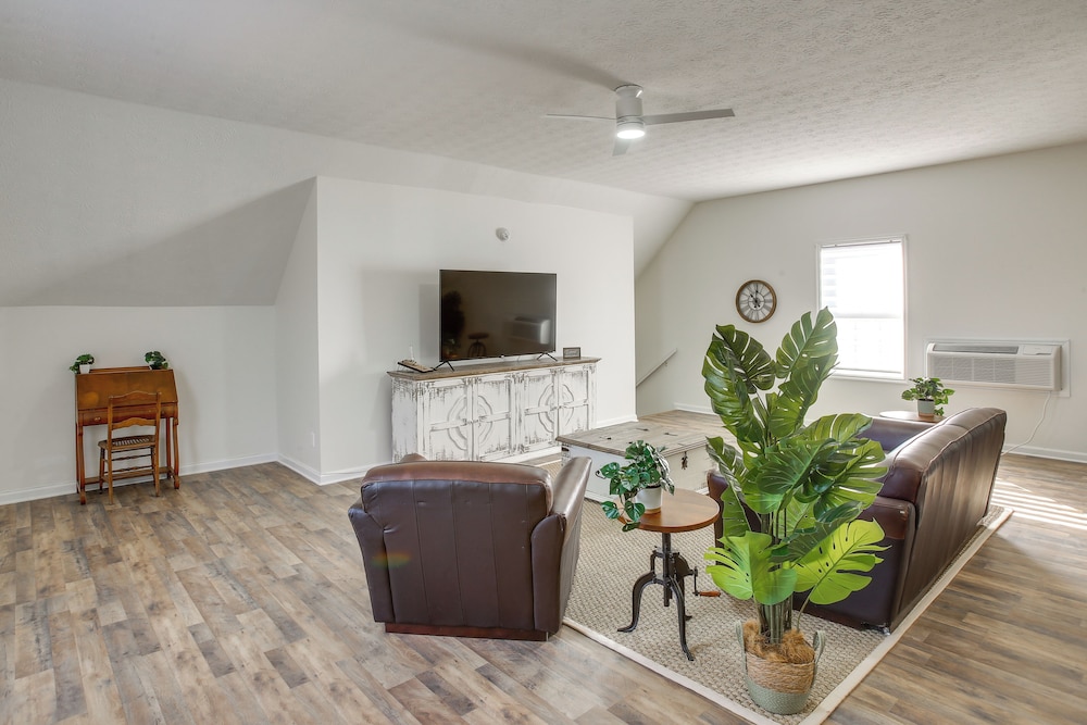 Private Deck & Game Room: Portland Group Getaway