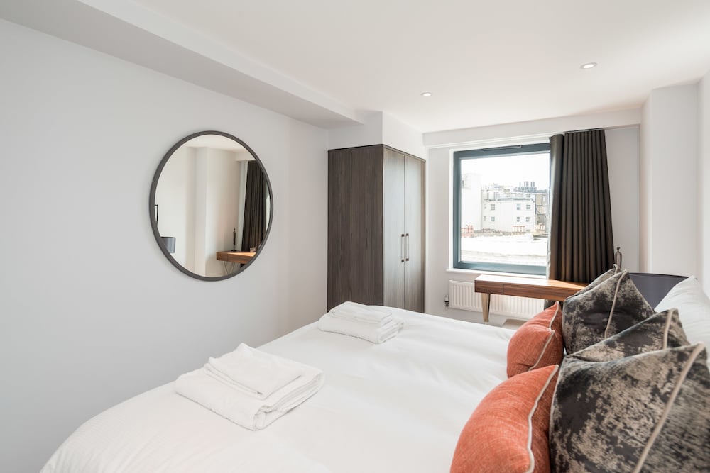 The Carlyle - Elegant Serviced Apartments