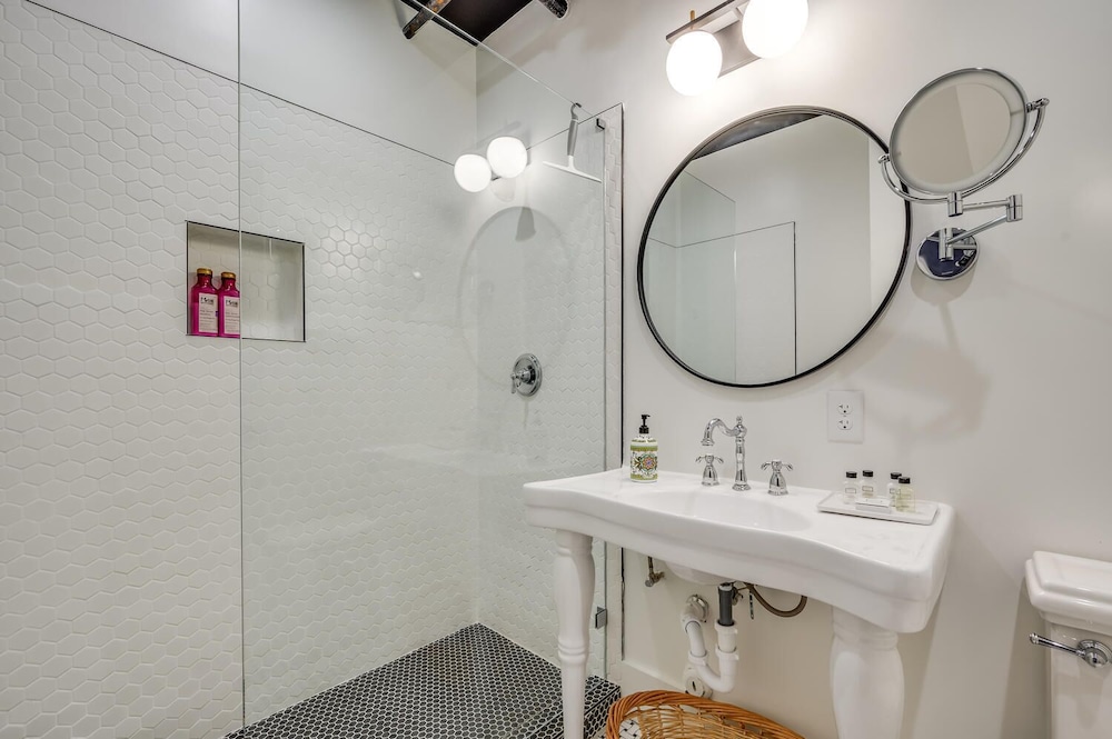 Historic Austin B&b: 4 Unique Suites, Sleeps 15! view 2