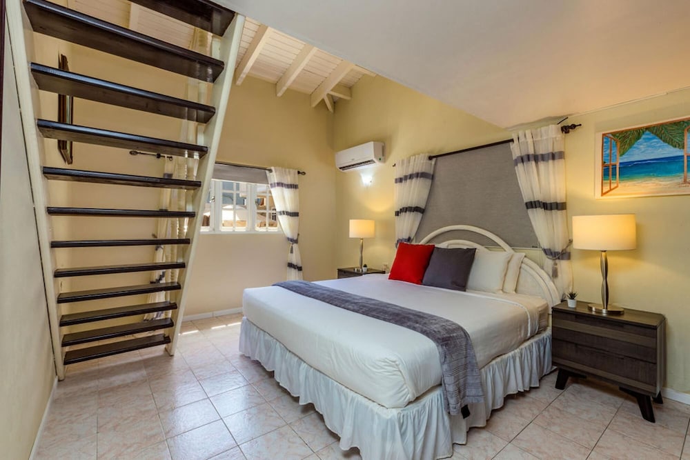 Sleeps 16 Palm Beach - 6BR Villa w Private Pool
