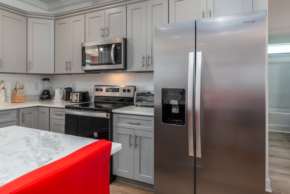 Wine N' Sea - 2704 Bienville 5 Bedroom Home by RedAwning