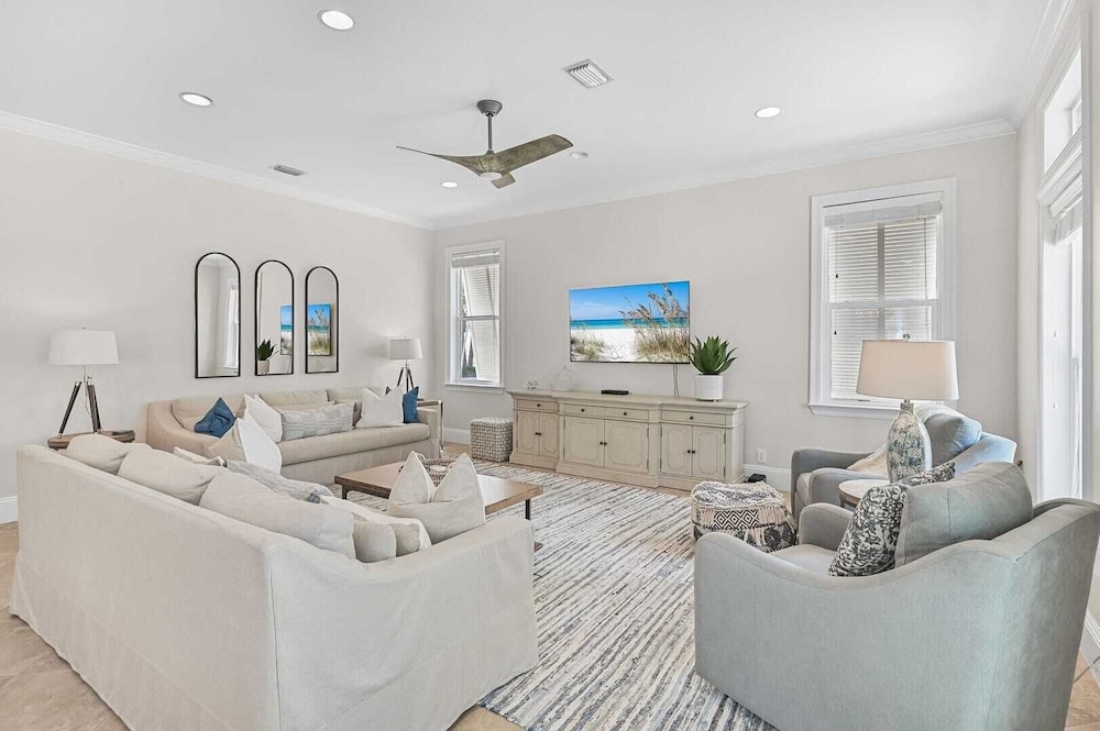 Walk to Seacrest Beach, Resort Pool Modern 3bdr Free Wheelin by Avantstay