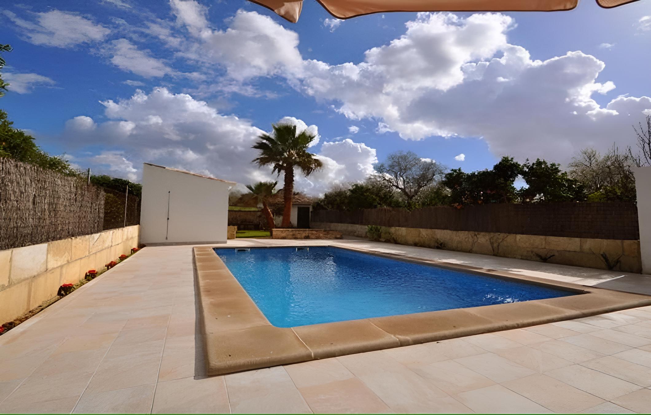Llubi Pool and Views