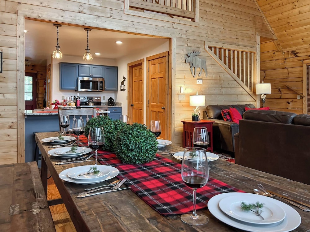 3 Kings 4 Bunks-sleeps 10-smart TV X6-parking out Front-full Kitchen-hot Tub