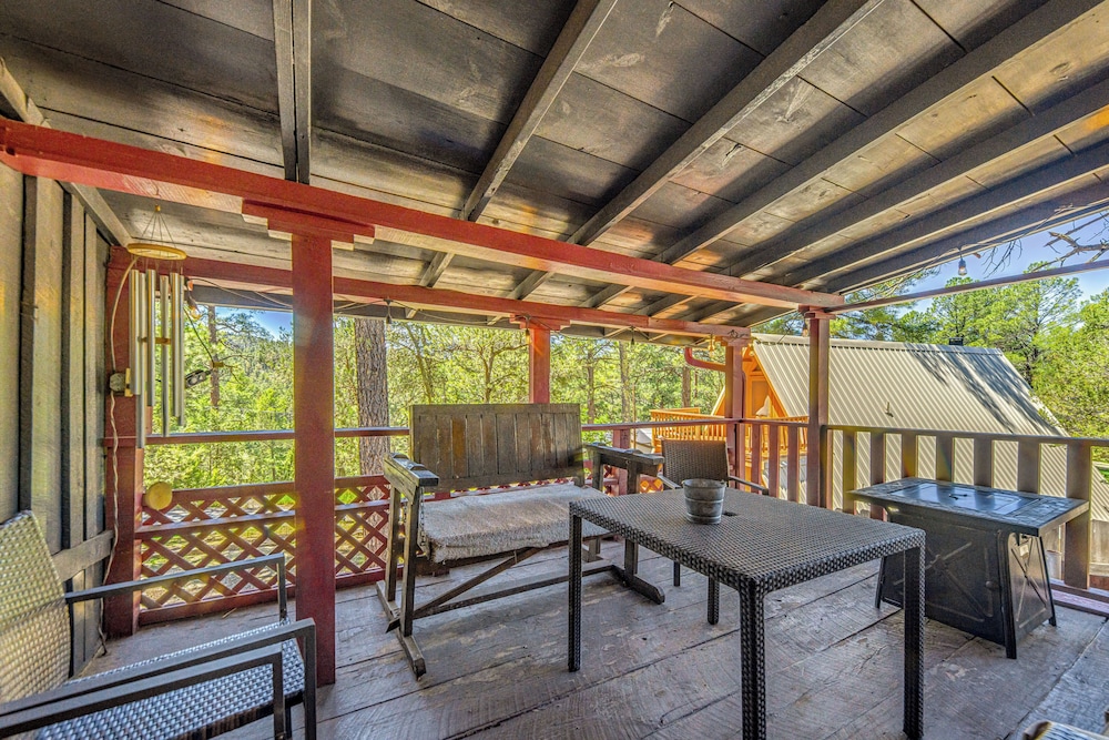 Walk to Downtown Ruidoso: Cozy Wooded Retreat