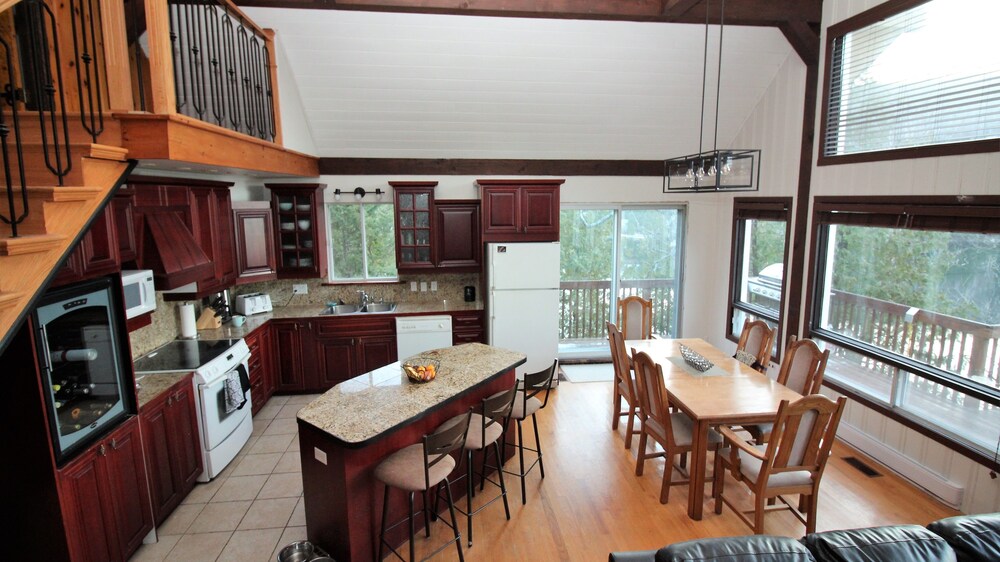 Duhamel Rock Cliff 3-Bedroom Waterfront Chalet-3
