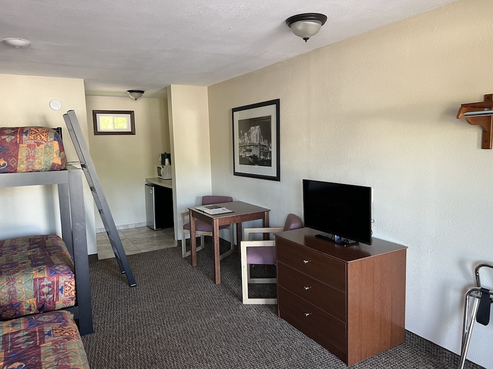 All Star Inn & Suites