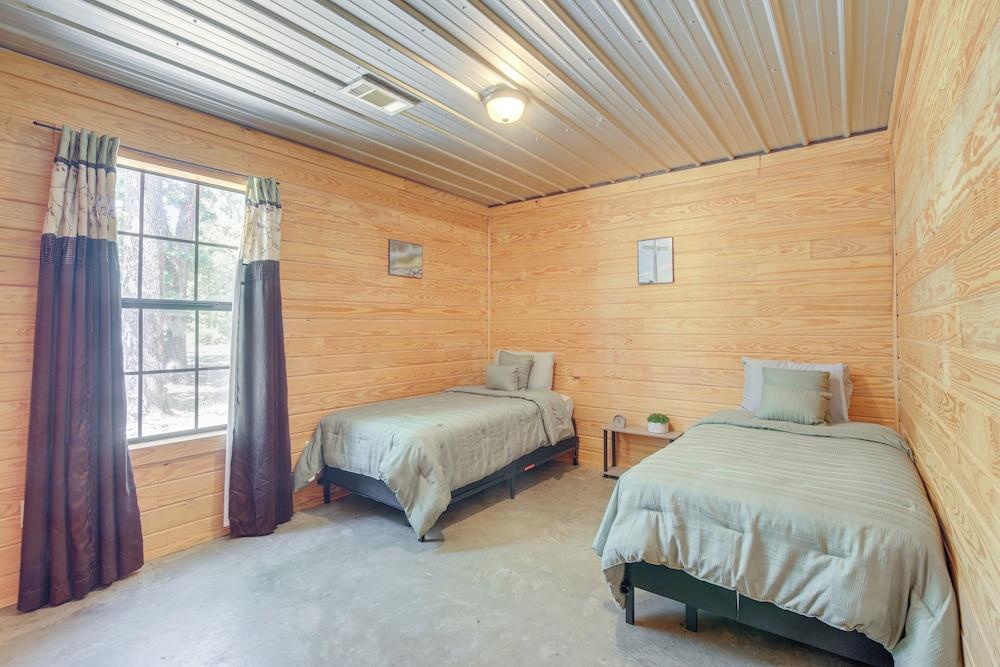 5 Mi to Sardis Lake: Pet-friendly Cabin Rental view 3