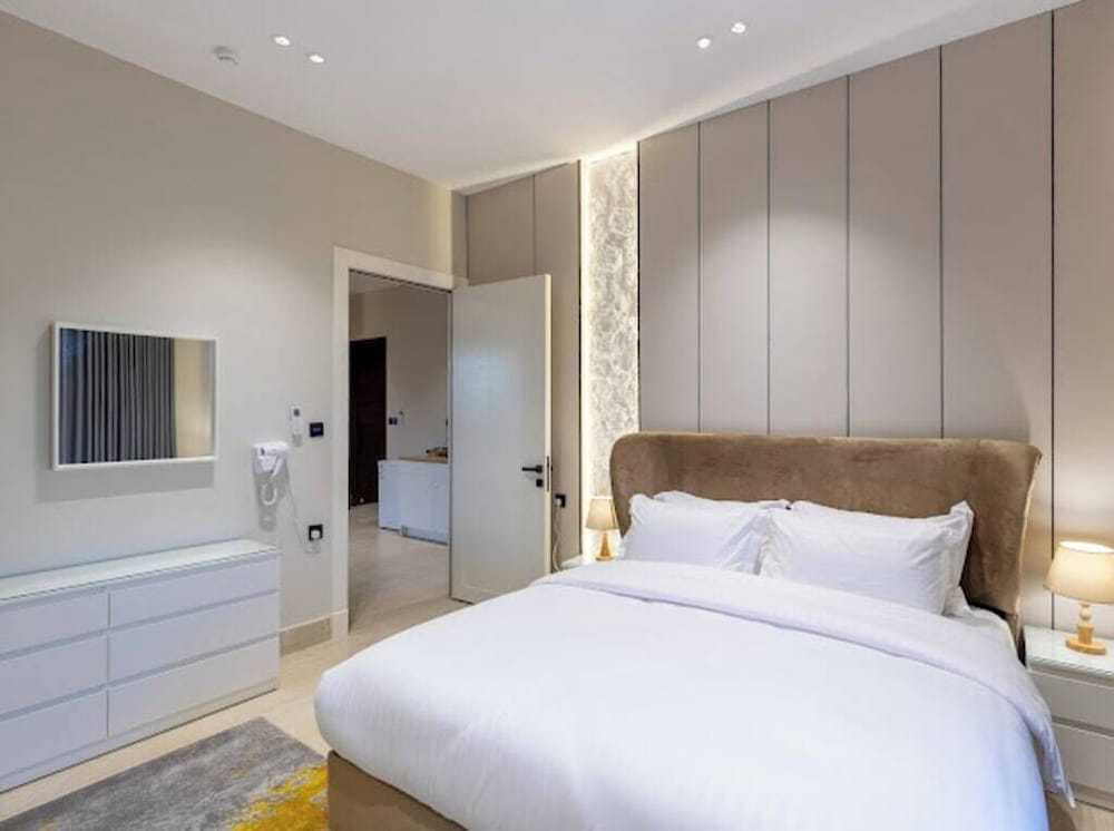 Trendy Apartment With Access to Shared Garden