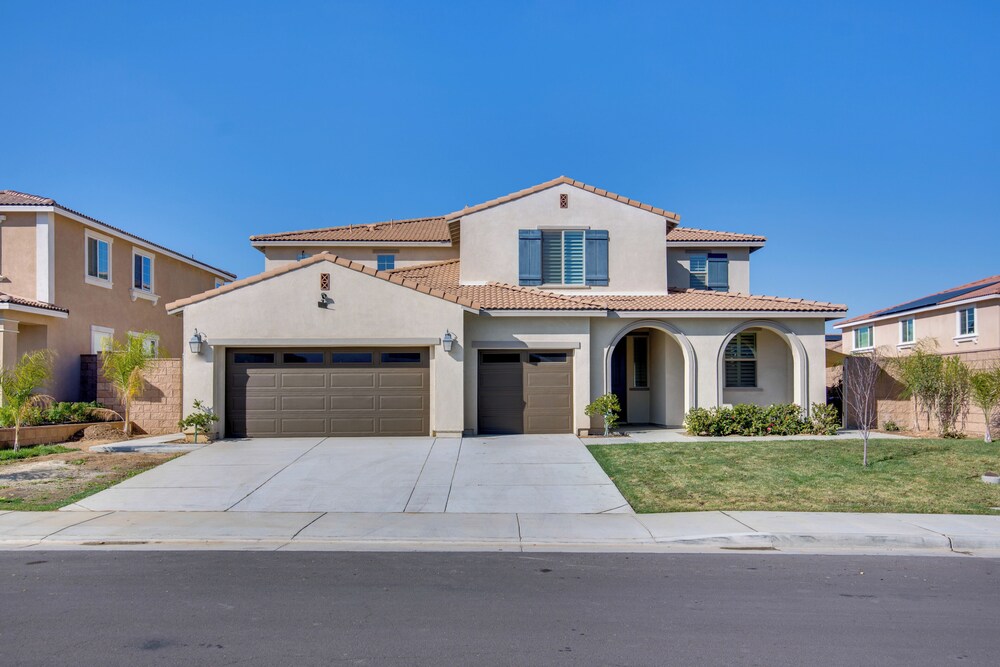 Luxurious & Spacious Family Duplex in Menifee!