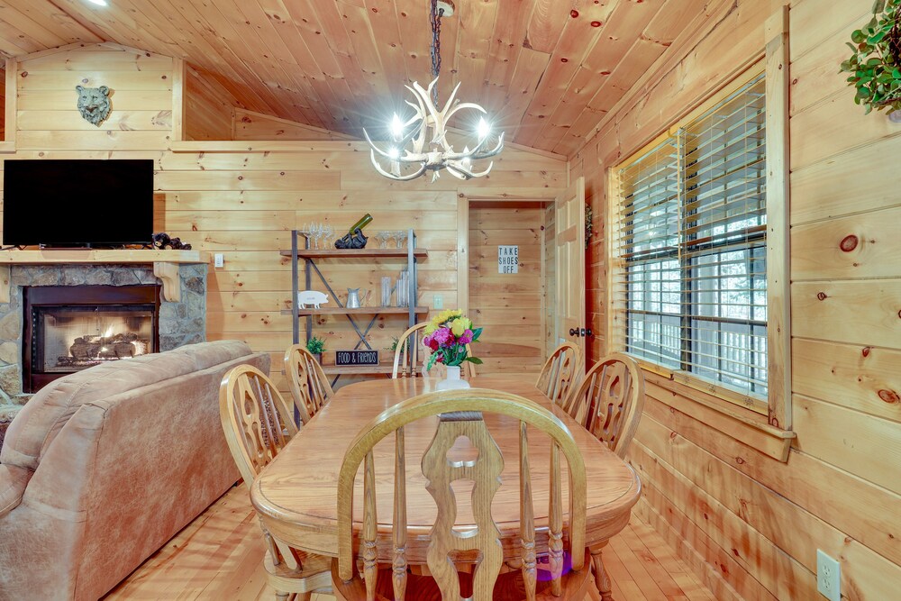 Hot Tub & Game Room: Blue Ridge Getaway
