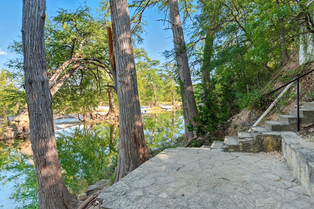 Frio Rivers Edge In The Heart Of Hill Country 3 Bedroom Cabin