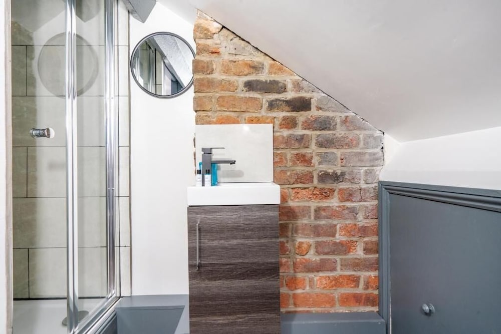 Sheffield 4 Bed Home by Broomhill Village