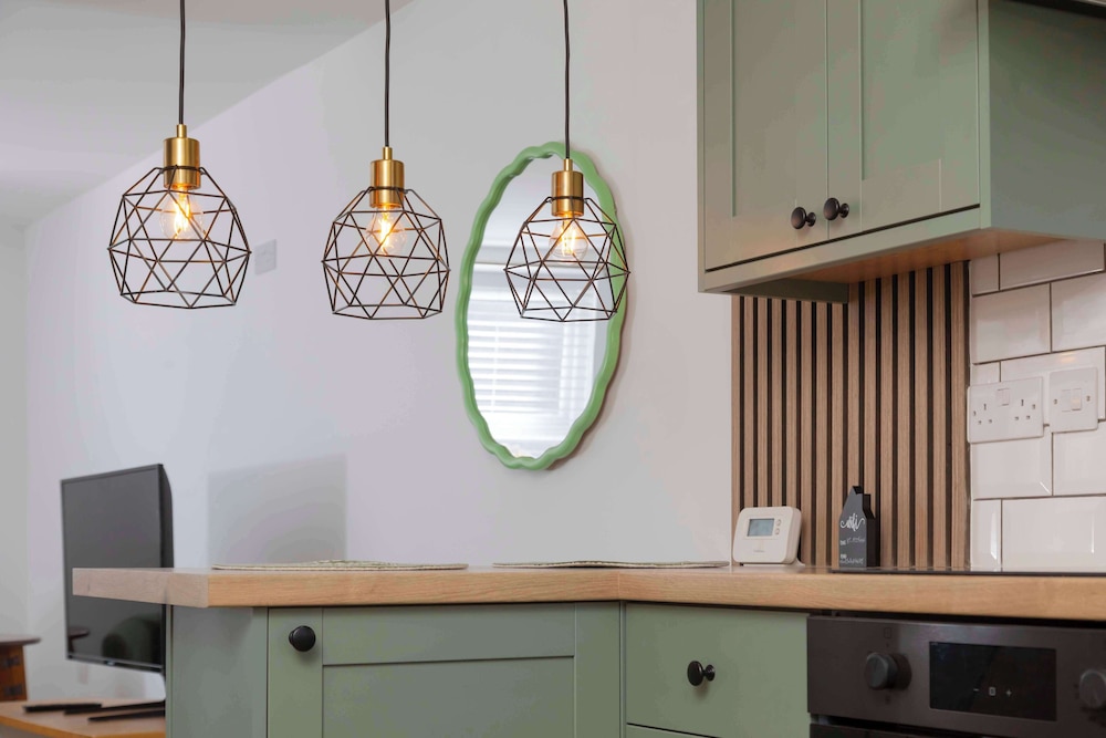 Cosy-cute Miner's Cottage on the Taff Trail