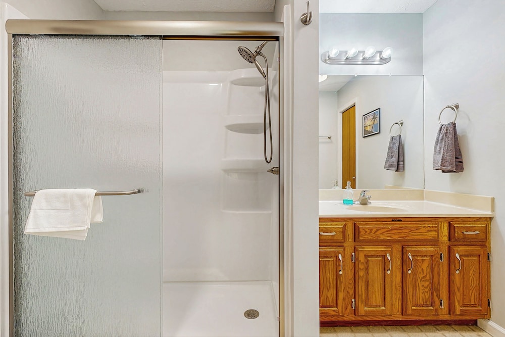 Charming 3BR Home w/ Lake Access & Pool Table