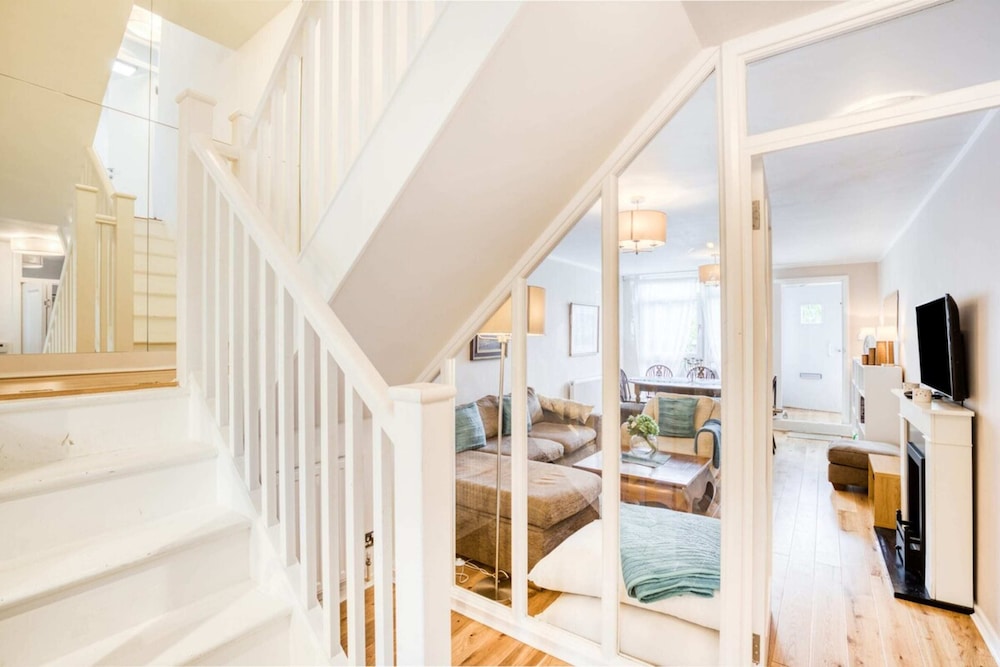 Homely 4 Bedroom House in Brixton