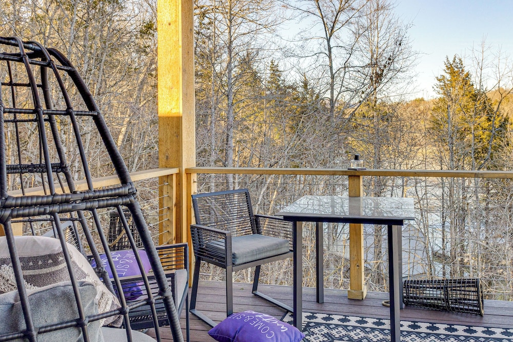 Lakefront Gem: Dock, Hot Tub & Kayak in Jacksboro