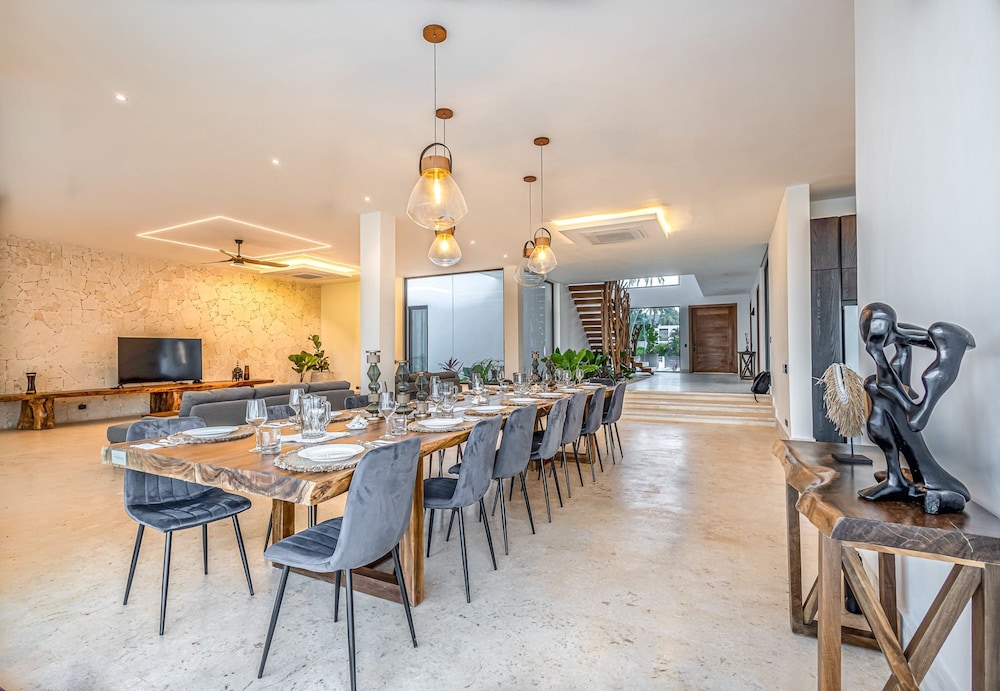 6BR Oceanfront Bliss With Private Chef and Pool